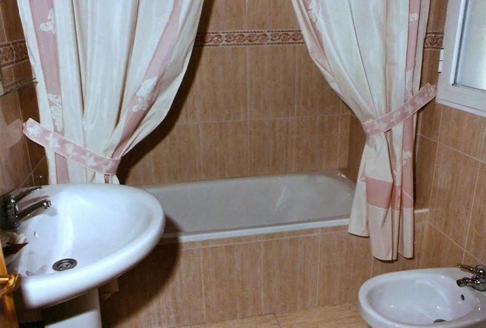 Hostal 82 Olías del Rey Esterno foto