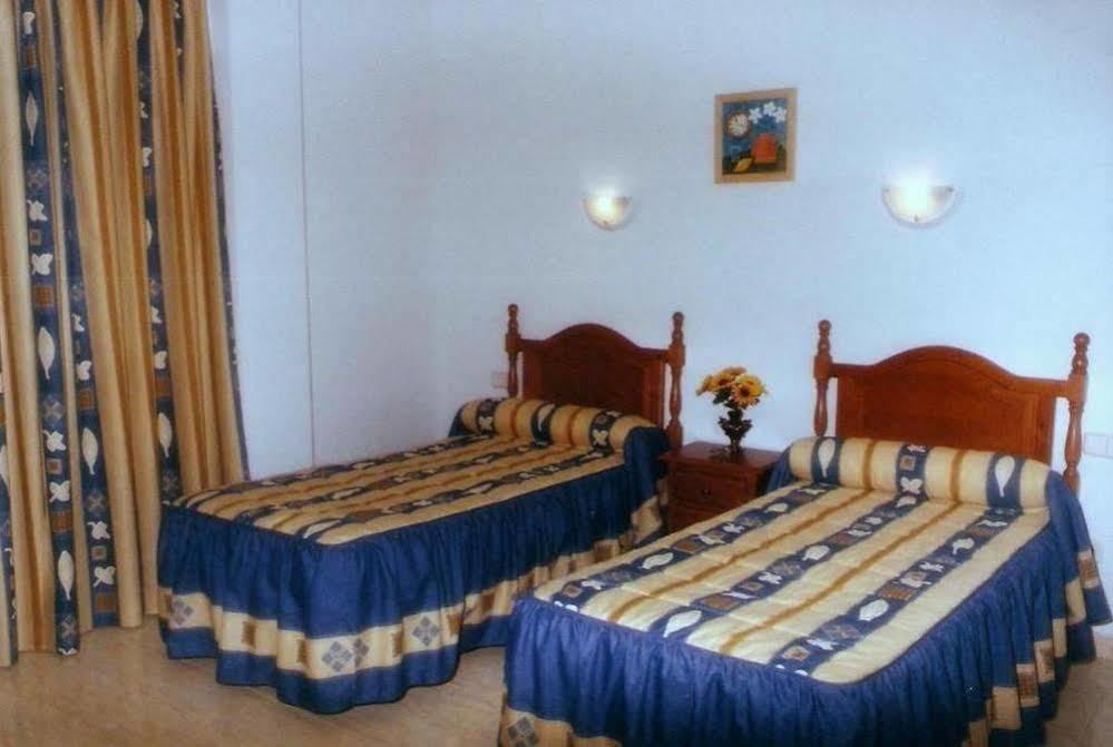 Hostal 82 Olías del Rey Esterno foto