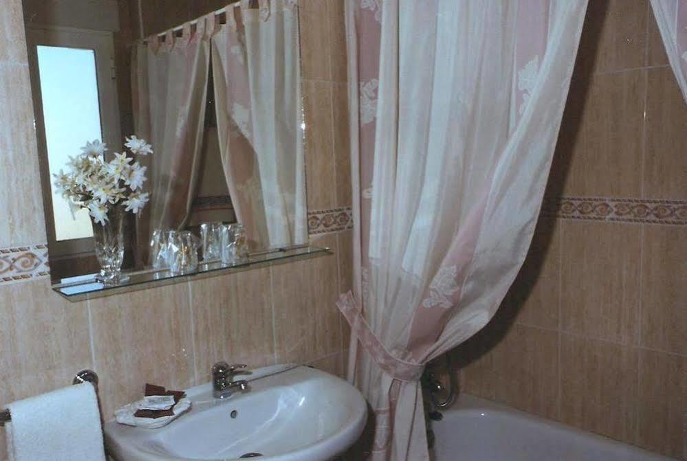 Hostal 82 Olías del Rey Esterno foto